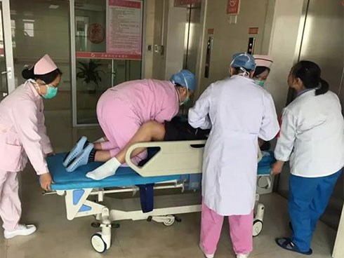 Mẹ trẻ muốn rặn đẻ, nữ bác sĩ quỳ gối quyết giữ chặt rồi hét lên: “Quá nguy hiểm!”