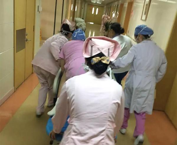 Mẹ trẻ muốn rặn đẻ, nữ bác sĩ quỳ gối quyết giữ chặt rồi hét lên: Quá nguy hiểm!”-2