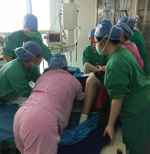 Mẹ trẻ muốn rặn đẻ, nữ bác sĩ quỳ gối quyết giữ chặt rồi hét lên: Quá nguy hiểm!”-3