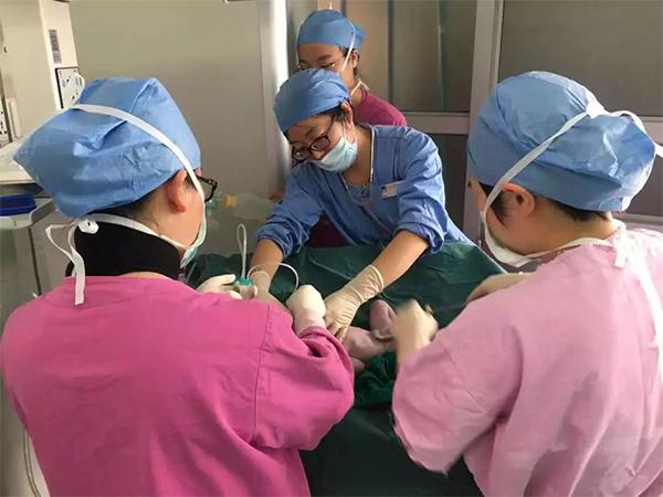 Mẹ trẻ muốn rặn đẻ, nữ bác sĩ quỳ gối quyết giữ chặt rồi hét lên: Quá nguy hiểm!”-4