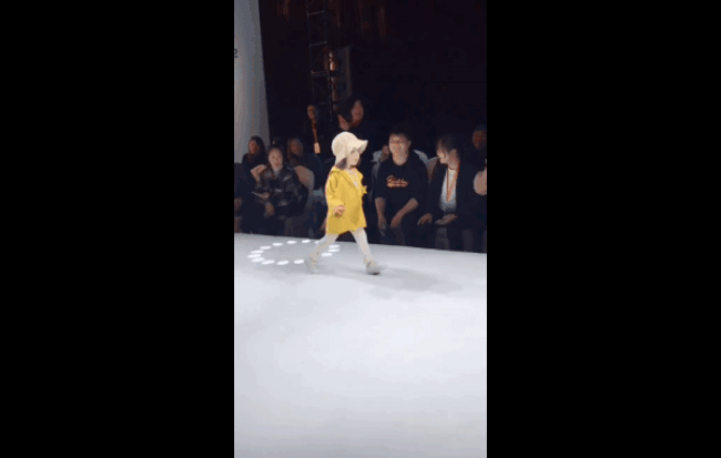 Cứu vãn màn biểu diễn thời trang đang hỗn loạn ở trường mầm non, cậu bé bỗng nổi tiếng như cồn-1