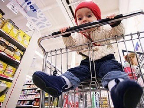 Người mẹ tuột tay làm rơi con 4 tháng tuổi từ thang cuốn và hình ảnh đứa bé còn lại gào khóc khiến ai cũng ám ảnh-4