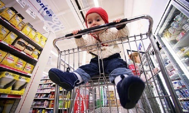 Kinh hoàng bé trai đầm đìa máu sau khoảnh khắc lăn như quả bóng trên thang cuốn vì một thói quen rất nhiều người lớn mắc phải-1