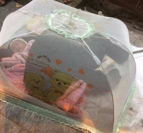 Đêm ngủ vỉa hè để mẹ đi nhặt rác, ban ngày bé gái 1 tháng tuổi sống ra sao?-1