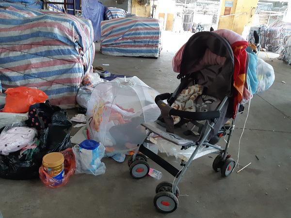 Đêm ngủ vỉa hè để mẹ đi nhặt rác, ban ngày bé gái 1 tháng tuổi sống ra sao?​​​​​​​-4