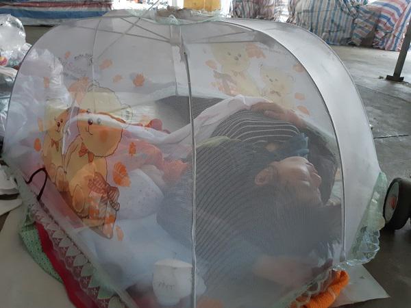 Đêm ngủ vỉa hè để mẹ đi nhặt rác, ban ngày bé gái 1 tháng tuổi sống ra sao?-3