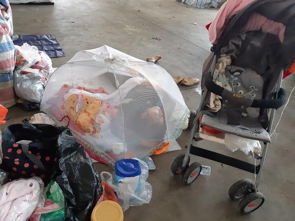 Đêm ngủ vỉa hè để mẹ đi nhặt rác, ban ngày bé gái 1 tháng tuổi sống ra sao?​​​​​​​-2