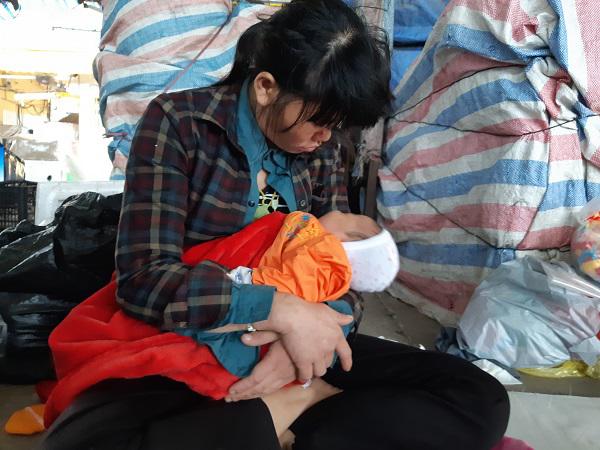 Đêm ngủ vỉa hè để mẹ đi nhặt rác, ban ngày bé gái 1 tháng tuổi sống ra sao?-6