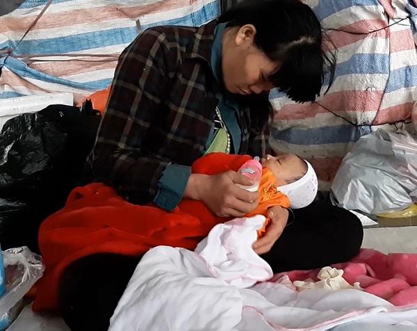 Đêm ngủ vỉa hè để mẹ đi nhặt rác, ban ngày bé gái 1 tháng tuổi sống ra sao?-5