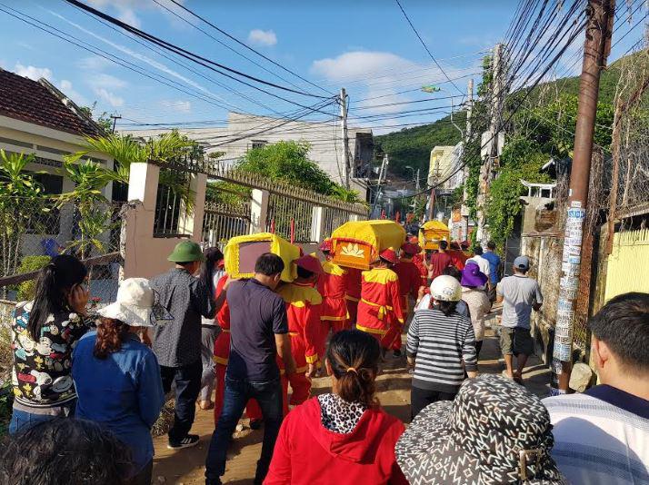 Đau xót đám tang 4 người trong gia đình thầy giáo bị vùi lấp ở Nha Trang-1