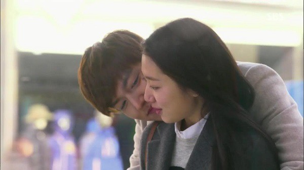 Quá bức xúc trước những tấm hình họp lớp của vợ đăng lên facebook, tôi đã vượt cả 100km trong đêm để về quê-2