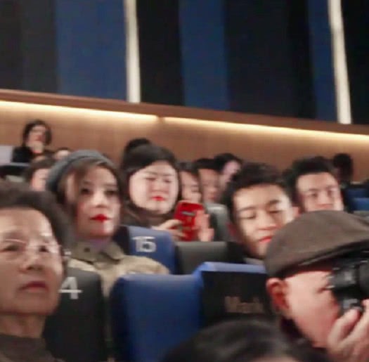 Hình ảnh xôn xao: Triệu Vy ngồi giữa làm vạch phân cách cặp đôi Angela Baby - Huỳnh Hiểu Minh đang gặp trục trặc?-4