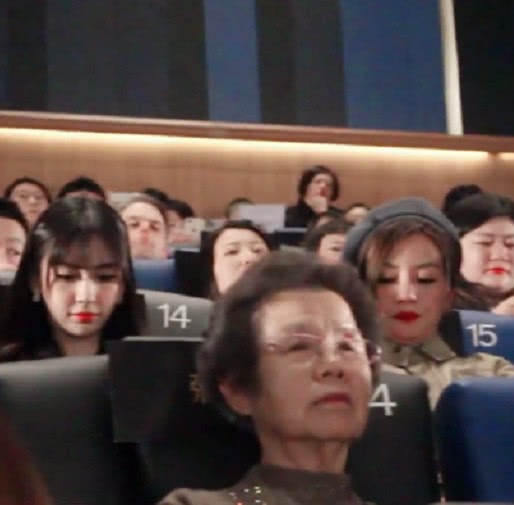 Hình ảnh xôn xao: Triệu Vy ngồi giữa làm vạch phân cách cặp đôi Angela Baby - Huỳnh Hiểu Minh đang gặp trục trặc?-5