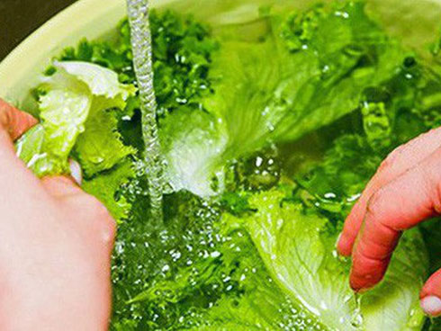 Pha nước muối để súc họng sai cách, lợn lành thành lợn què-2