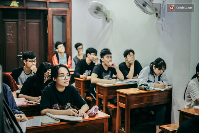 Thầy giáo Thiên hạ đệ nhất dạy Lý Dương Văn Cẩn: Người kinh doanh Dịch Vụ Cười với tiêu chí Dạy môn Vật Lý nên không vô lý được đâu-4