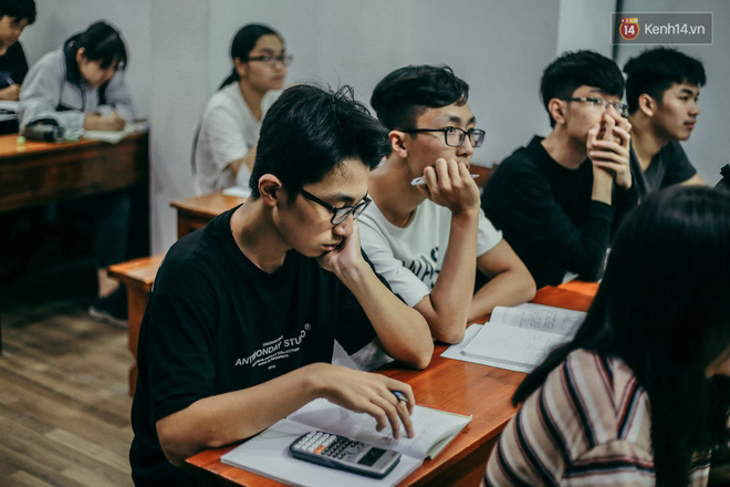 Thầy giáo Thiên hạ đệ nhất dạy Lý Dương Văn Cẩn: Người kinh doanh Dịch Vụ Cười với tiêu chí Dạy môn Vật Lý nên không vô lý được đâu-3