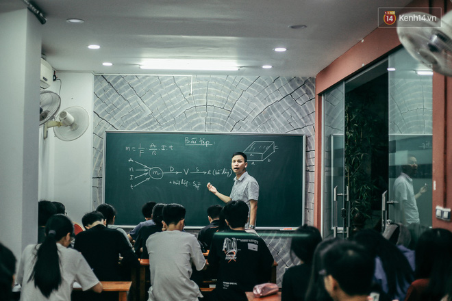 Thầy giáo Thiên hạ đệ nhất dạy Lý Dương Văn Cẩn: Người kinh doanh Dịch Vụ Cười với tiêu chí Dạy môn Vật Lý nên không vô lý được đâu-2