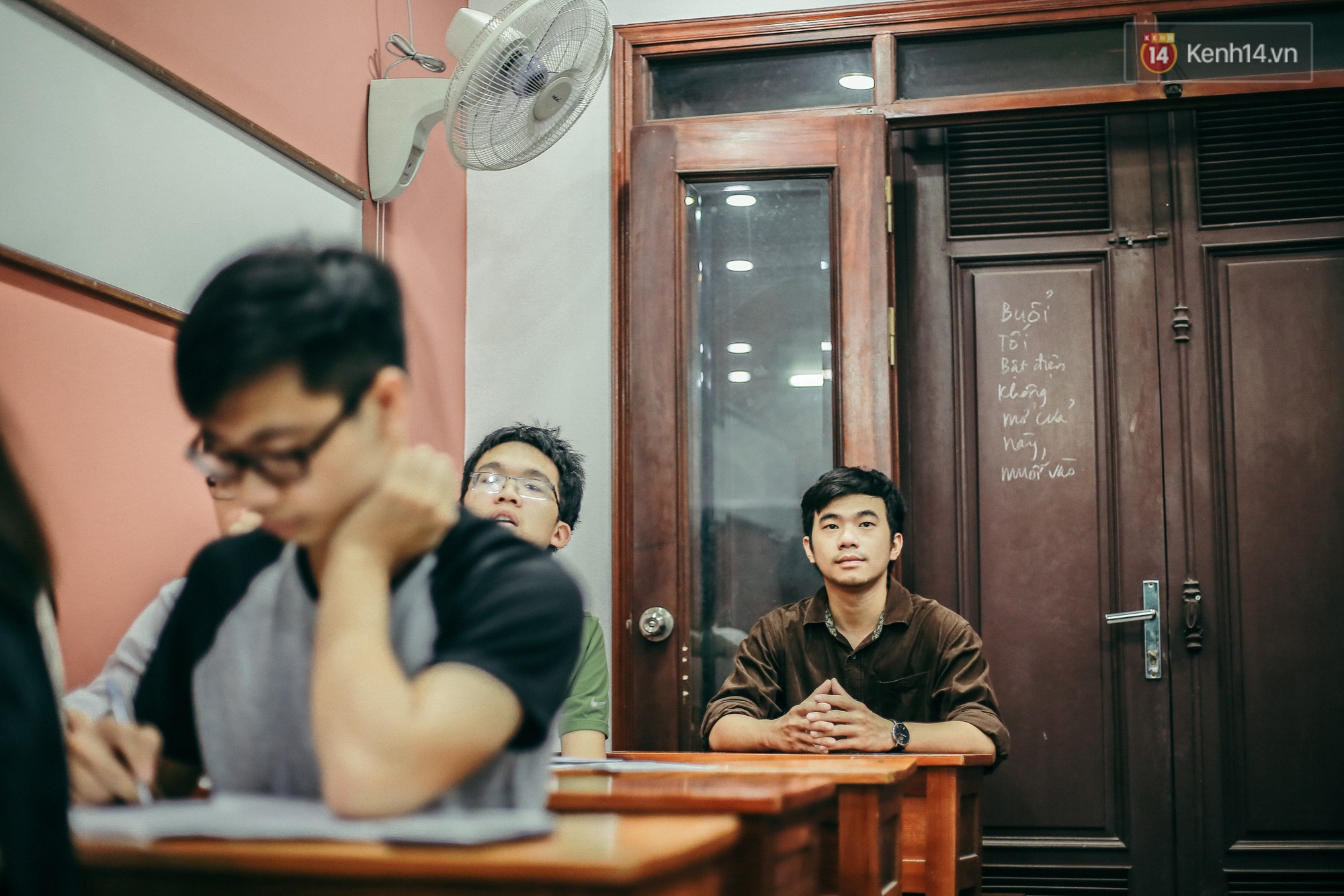 Thầy giáo Thiên hạ đệ nhất dạy Lý Dương Văn Cẩn: Người kinh doanh Dịch Vụ Cười với tiêu chí Dạy môn Vật Lý nên không vô lý được đâu-10