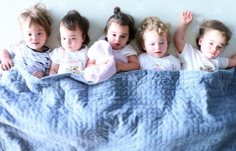 Mẹ mang 5 con trong bụng đẹp tựa nữ thần, nhìn sang đàn con sau 3 năm mới choáng ngợp-20