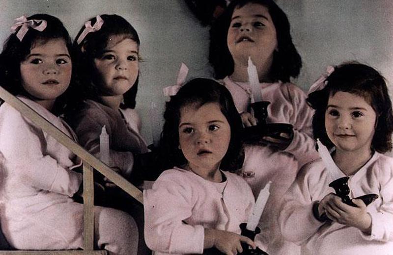 Mẹ mang 5 con trong bụng đẹp tựa nữ thần, nhìn sang đàn con sau 3 năm mới choáng ngợp-26