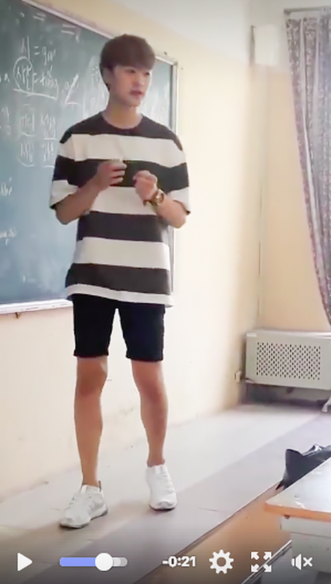 Những thầy giáo soái ca nổi tiếng do học sinh chụp lén: Đẹp trai, cao ráo, thân hình chuẩn thế này ai chẳng muốn học!-4