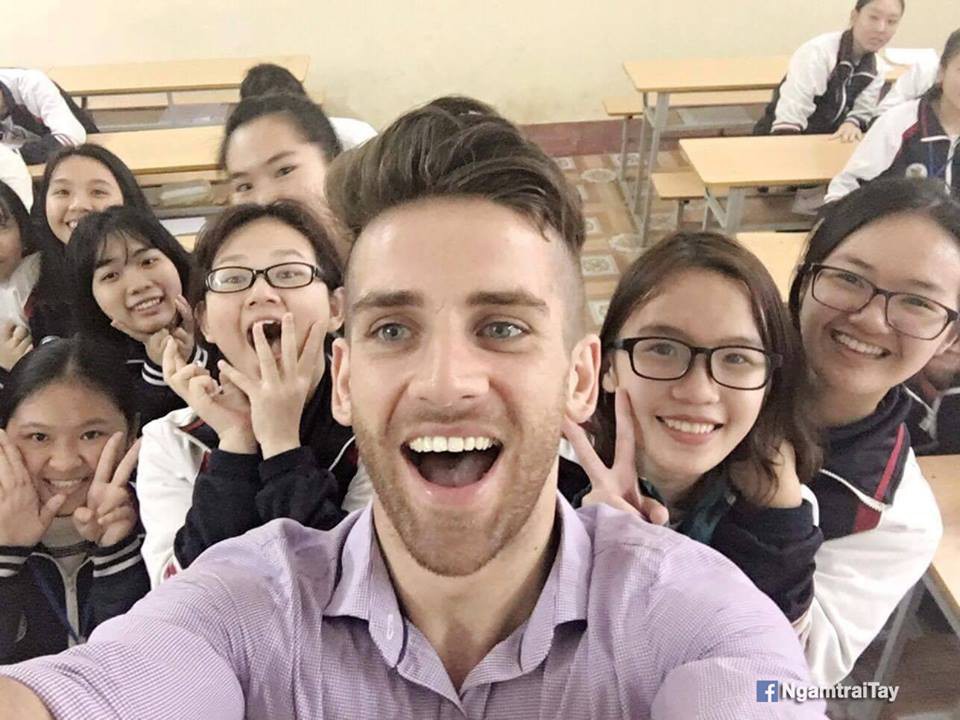 Những thầy giáo soái ca nổi tiếng do học sinh chụp lén: Đẹp trai, cao ráo, thân hình chuẩn thế này ai chẳng muốn học!-6