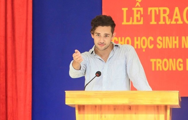 Những thầy giáo soái ca nổi tiếng do học sinh chụp lén: Đẹp trai, cao ráo, thân hình chuẩn thế này ai chẳng muốn học!-8