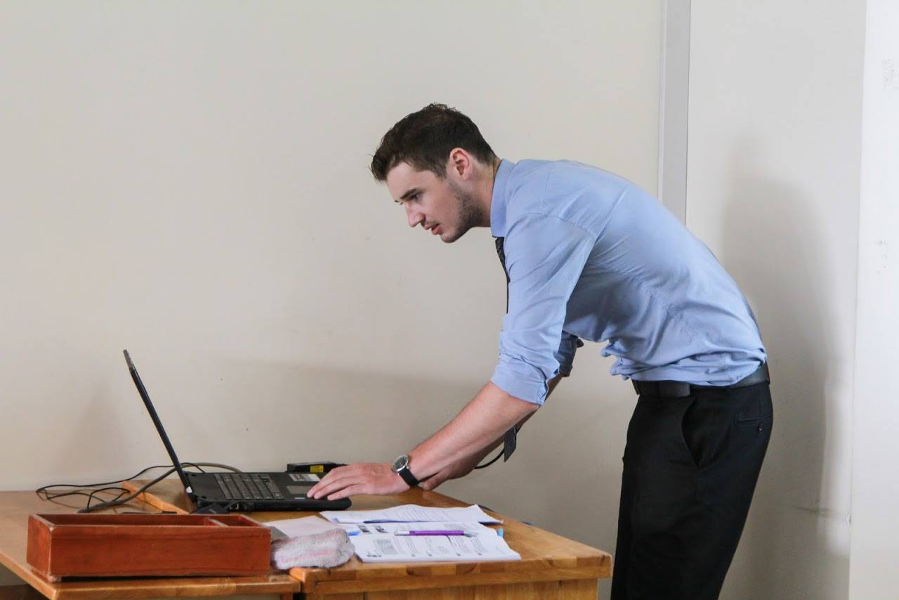 Những thầy giáo soái ca nổi tiếng do học sinh chụp lén: Đẹp trai, cao ráo, thân hình chuẩn thế này ai chẳng muốn học!-12