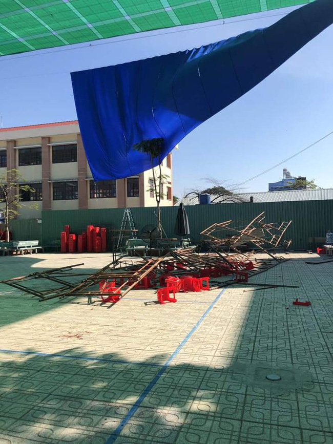 Sập giàn giáo khi đang làm lễ 20/11, gần 30 học sinh phải đi cấp cứu-1