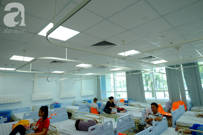 Sập giàn giáo khi đang làm lễ 20/11, gần 30 học sinh phải đi cấp cứu-3