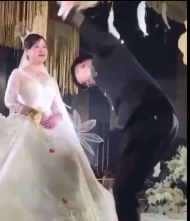 Cô dâu trơ như tượng khi chú rể quỳ tặng hoa cưới, lý do khiến ai cũng sững sờ-2