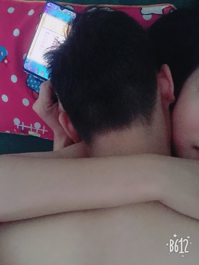 Vợ đăng ảnh chồng vừa làm chuyện ấy vừa chơi game, chị em chẳng bênh một lời còn mắng: Trời sinh một cặp-1