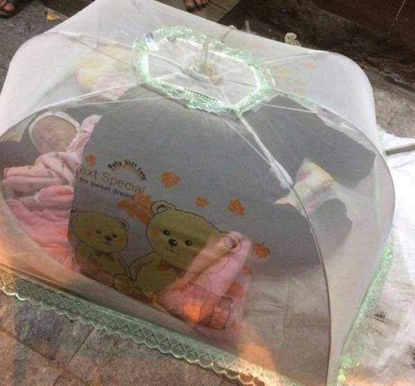 Bé 1 tháng tuổi ngủ ở vỉa hè: Người mẹ cư xử không bình thường, hay bỏ trốn-2