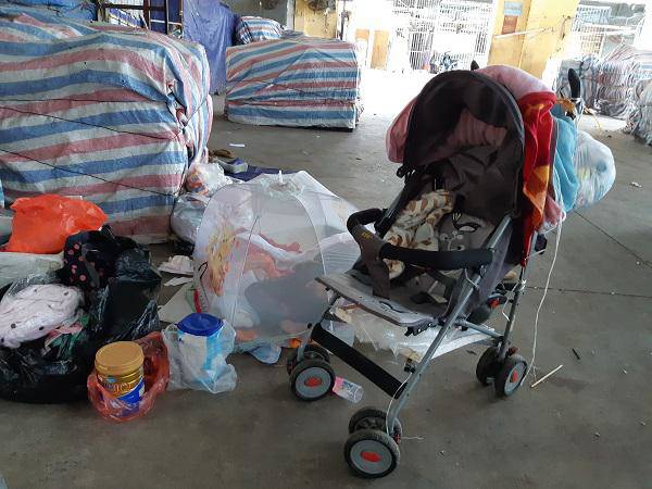 Bé 1 tháng tuổi ngủ ở vỉa hè: Người mẹ cư xử không bình thường, hay bỏ trốn-3