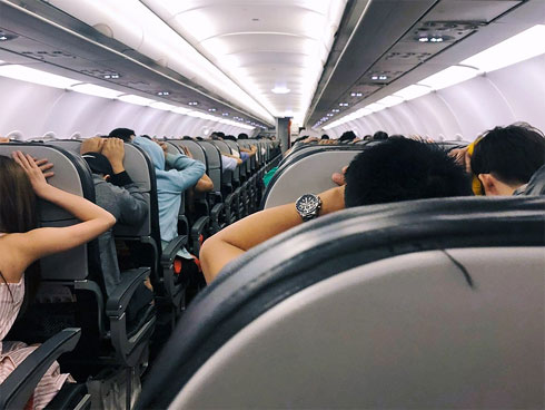 Clip: Nam thanh niên cầm búa cướp tiệm vàng táo tợn chỉ trong 2 giây-1