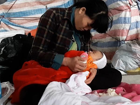 Bé gái 1 tháng tuổi phải đắp chăn nằm vỉa hè chợ Đồng Xuân: Gia đình muốn đón nhưng người mẹ đều bỏ trốn-10