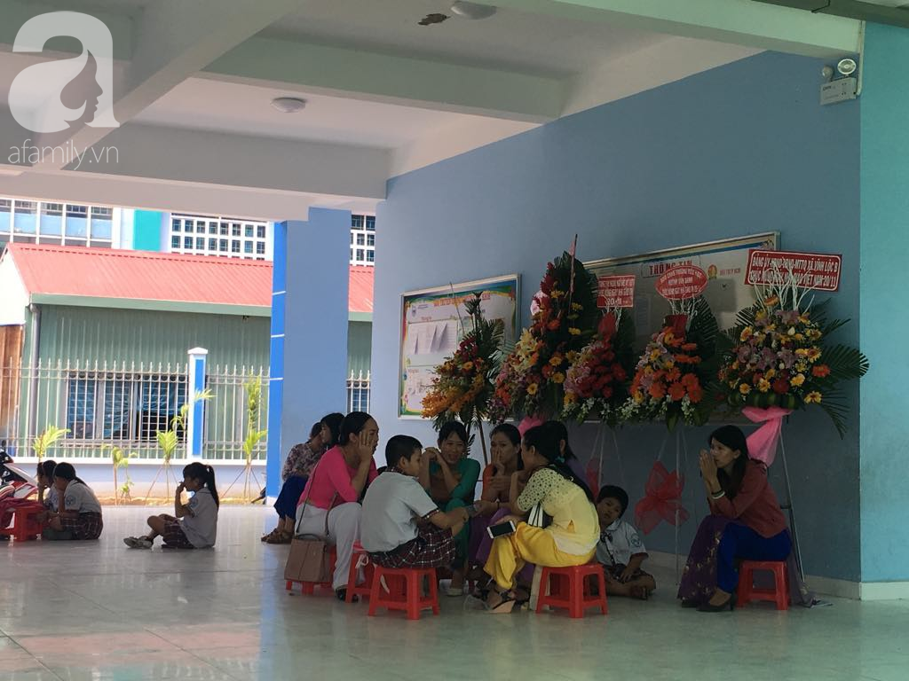 Hiện trường vụ sập giàn giáo khiến hàng chục học sinh tiểu học nhập viện trong lễ 20/11: Cảnh tượng lúc đó rất sợ hãi-10