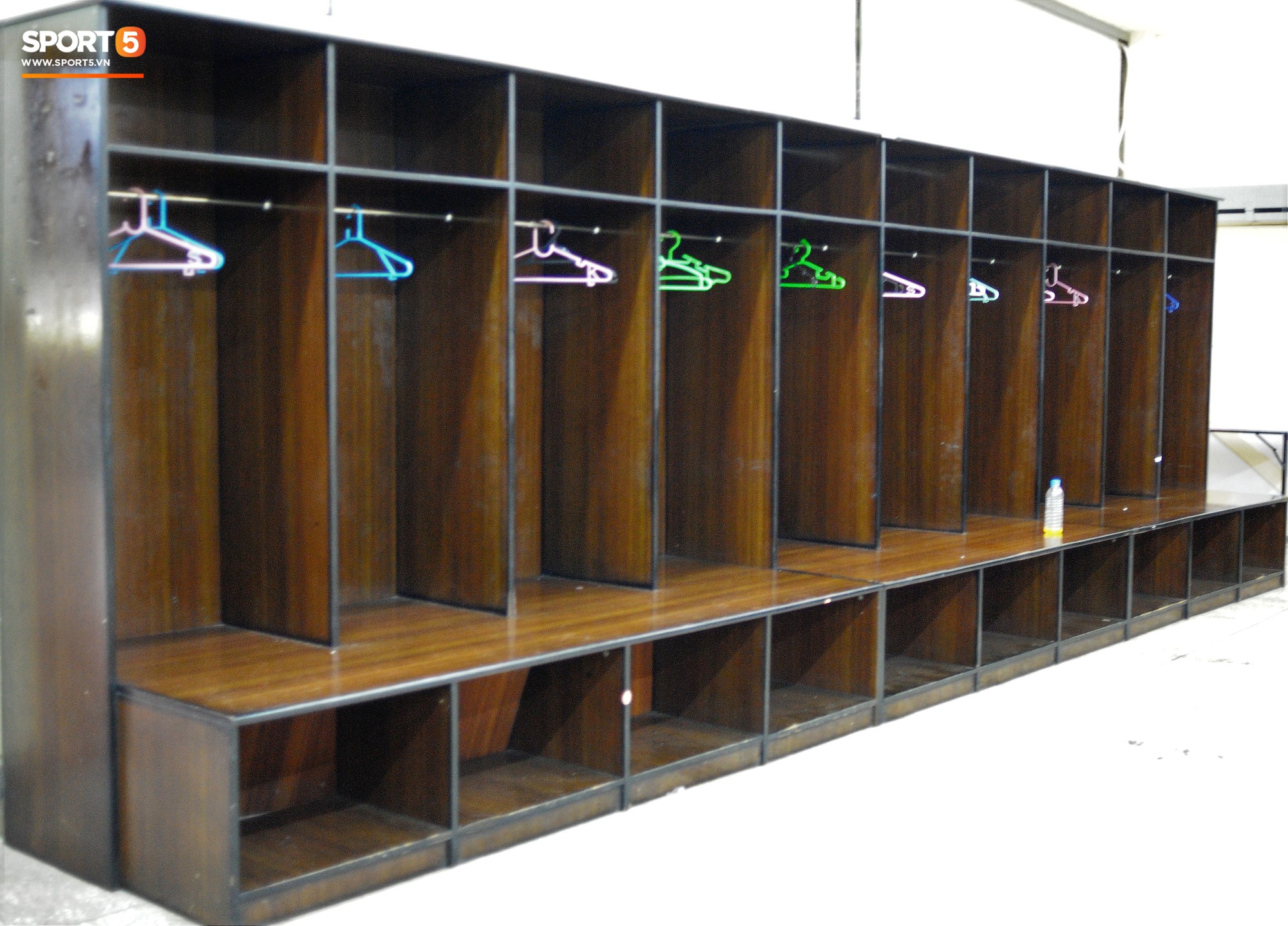 Phòng thay đồ của tuyển Việt Nam ở Myanmar: Nhà vệ sinh bốc mùi, ghế ngồi rỉ sét-5