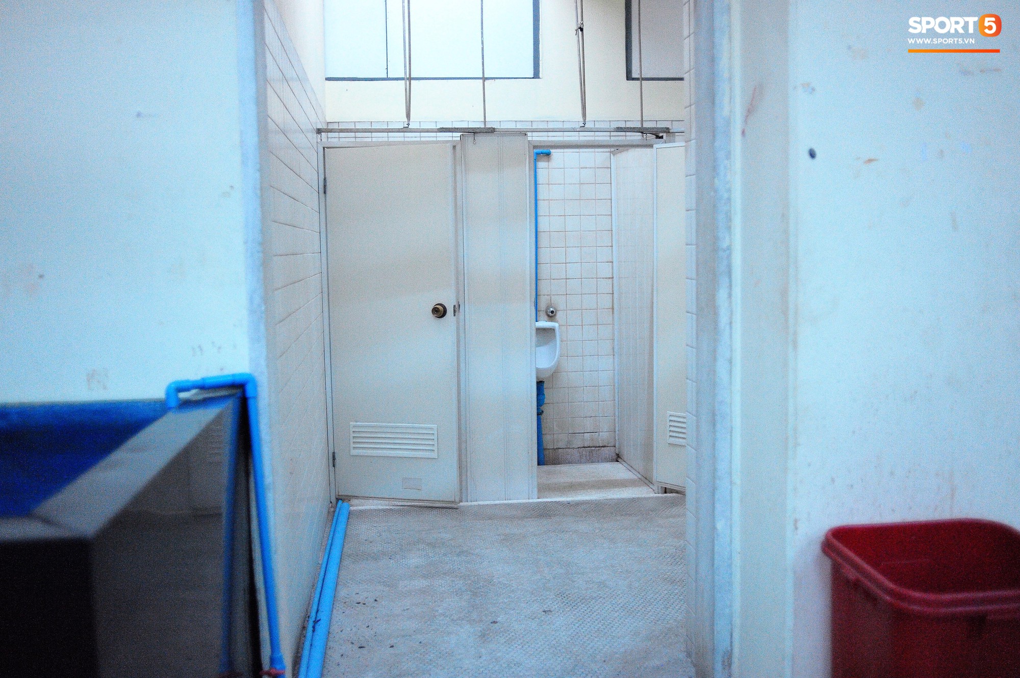 Phòng thay đồ của tuyển Việt Nam ở Myanmar: Nhà vệ sinh bốc mùi, ghế ngồi rỉ sét-4