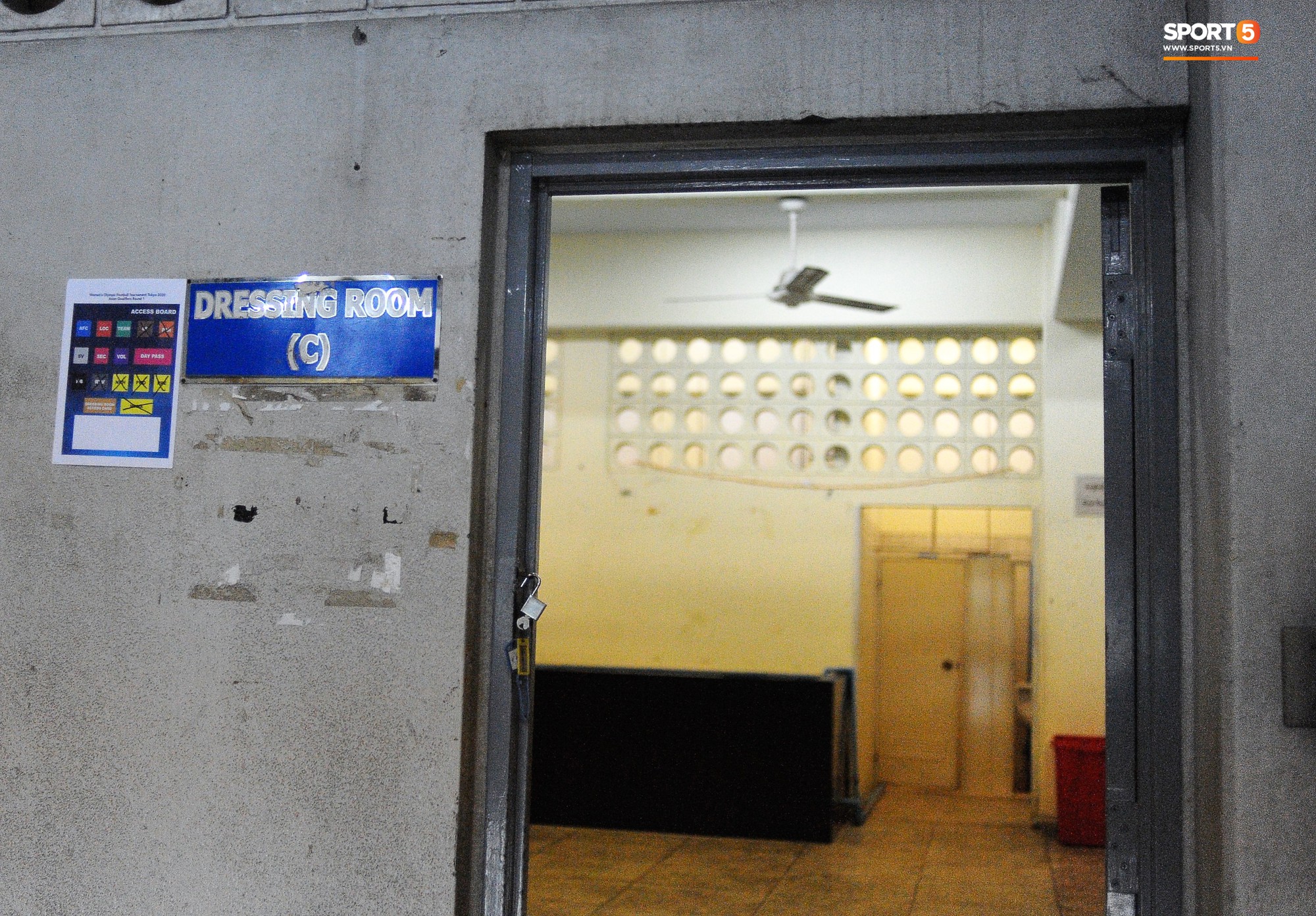 Phòng thay đồ của tuyển Việt Nam ở Myanmar: Nhà vệ sinh bốc mùi, ghế ngồi rỉ sét-2