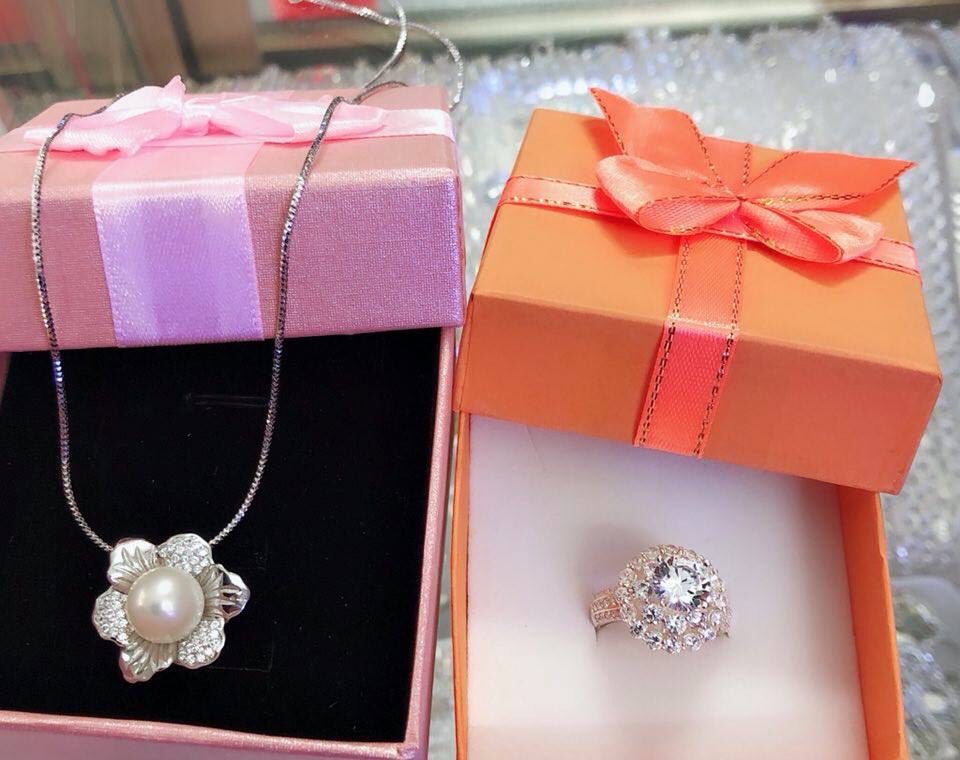 Kỷ niệm 2 tháng kết hôn, chồng cô dâu 62 tuổi chơi lớn tặng vợ nhẫn kim cương thay vì hoa rừng như hồi chưa cưới-2