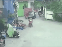 CLIP: Ô tô đột ngột tông thẳng vào hàng nước ven đường, dân xúm vào nâng bánh xe cứu người