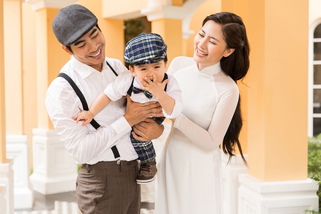 Ngọc Lan diện áo dài trắng tinh khôi, e ấp bên ông xã Thanh Bình và con trai-18