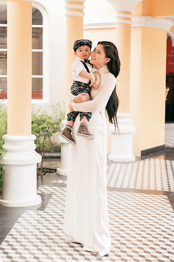 Ngọc Lan diện áo dài trắng tinh khôi, e ấp bên ông xã Thanh Bình và con trai-19