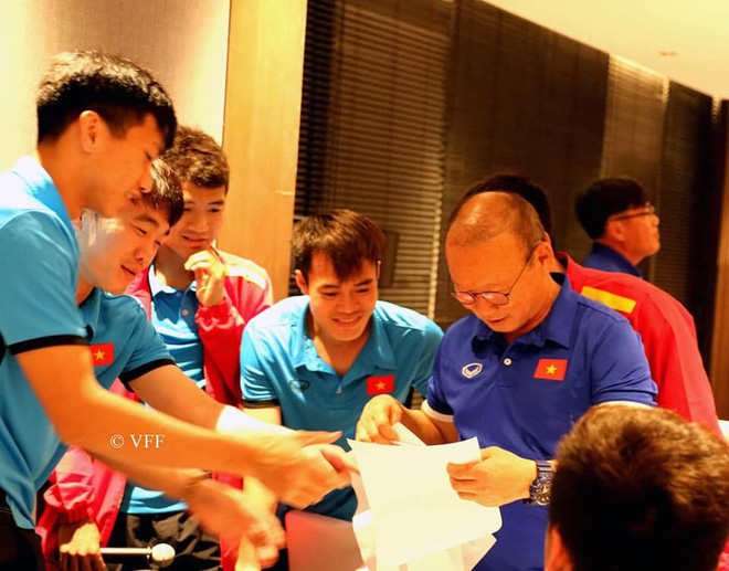 HLV Park Hang-seo liên tục nói không trước món quà của các cầu thủ trước trận gặp Myanmar-1