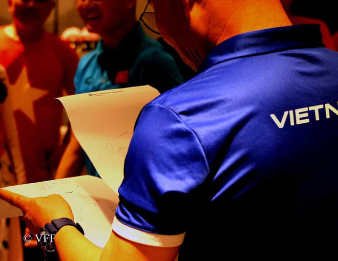 HLV Park Hang-seo liên tục nói không trước món quà của các cầu thủ trước trận gặp Myanmar-4