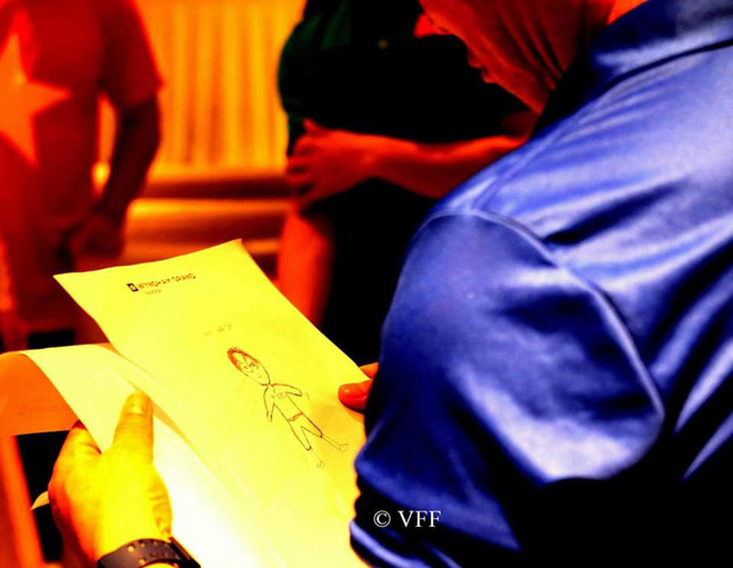 HLV Park Hang-seo liên tục nói không trước món quà của các cầu thủ trước trận gặp Myanmar-5