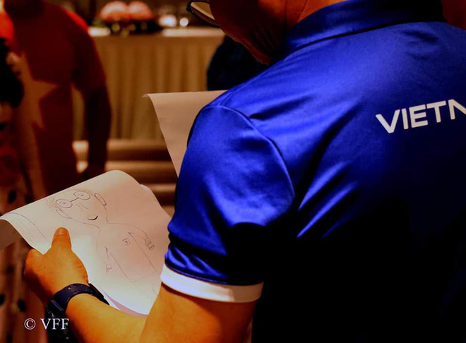 HLV Park Hang-seo liên tục nói không trước món quà của các cầu thủ trước trận gặp Myanmar-6