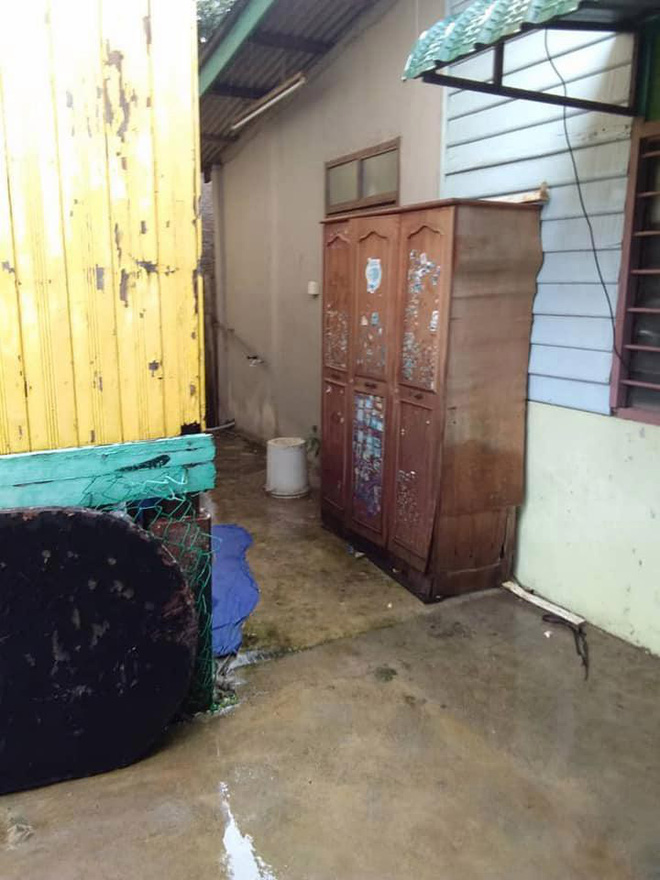 Lén nhìn phụ nữ tắm bị bắt gặp, kẻ biến thái trần như nhộng vội vàng tháo chạy qua cửa sổ-2