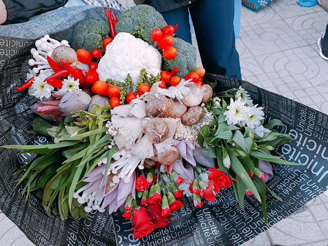 Biết cô giáo thích ăn lẩu, học sinh lớp 9 tặng ngay một bó hoa rau củ tươi rói nhân ngày 20/11-1